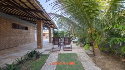 Um jardim no exterior de Casa em Aquiraz com Piscina 10 min do Beach Park