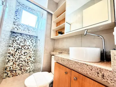 Uma casa de banho em Hosts BR - Apartamentos Econômicos na Praia do Futuro