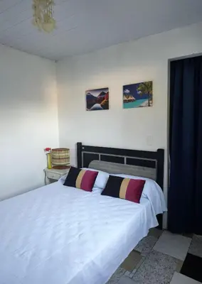 Uma cama ou camas num quarto em Summer House