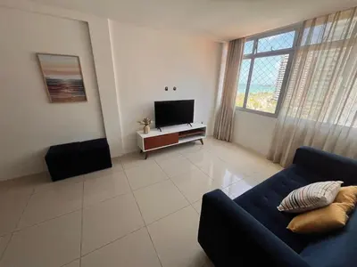 Uma televisão e/ou sistema de entretenimento em Apto 2 quartos na Beira Mar