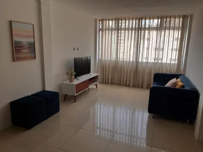 Uma televisão e/ou sistema de entretenimento em Apto 2 quartos na Beira Mar
