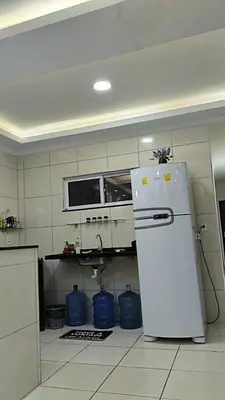 A cozinha ou kitchenette de Garagem para 3 carros Morada Valentim é uma Casa dois quartos climatizada em Paracuru, 2 decks, piscina, portão automático, cerca elétrica com conforto e qualidade para você!