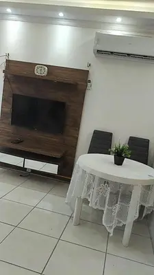 Uma área de estar em Garagem para 3 carros Morada Valentim é uma Casa dois quartos climatizada em Paracuru, 2 decks, piscina, portão automático, cerca elétrica com conforto e qualidade para você!