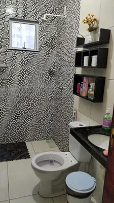 Uma casa de banho em Garagem para 3 carros Morada Valentim é uma Casa dois quartos climatizada em Paracuru, 2 decks, piscina, portão automático, cerca elétrica com conforto e qualidade para você!