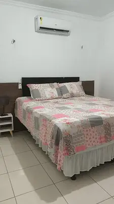 Uma cama ou camas num quarto em Garagem para 3 carros Morada Valentim é uma Casa dois quartos climatizada em Paracuru, 2 decks, piscina, portão automático, cerca elétrica com conforto e qualidade para você!