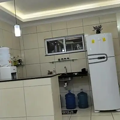Garagem para 3 carros Morada Valentim é uma Casa dois quartos climatizada em Paracuru