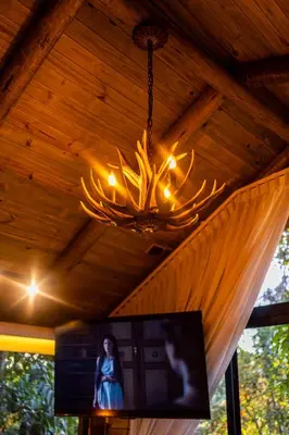 Uma televisão e/ou sistema de entretenimento em Cabana da arvore Guaramiranga