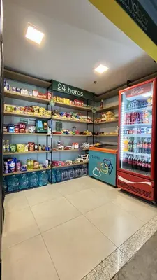 Um supermercado ou outras lojas no apartamento ou nas proximidades