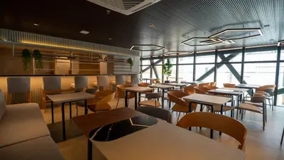 Uma área de estar em Apartamento completo a 500m da Beira