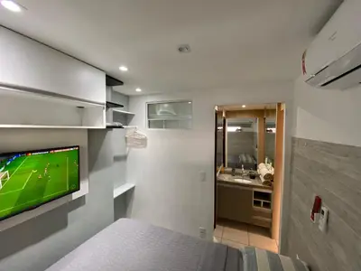 Uma televisão e/ou sistema de entretenimento em APARTAMENTO 17º Andar Beira Mar com 2 QUARTOS