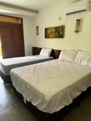 Uma cama ou camas num quarto em Suite com Ar e Wi Fi na Casa Full Hausi Fortim 01