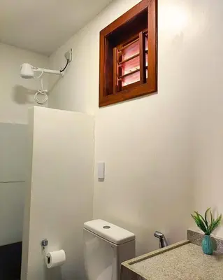 Uma casa de banho em Suite com Ar e Wi Fi na Casa Full Hausi Fortim 01