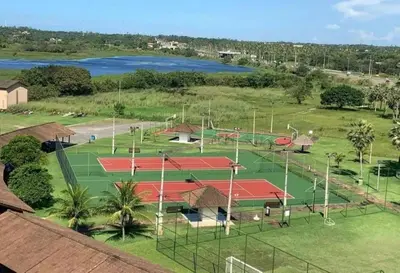 Comodidades para jogar ténis e squash em Catu Lake Residence ou nas proximidades