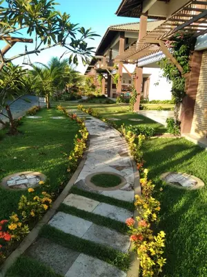 Um jardim no exterior de Casa Encanto dos Corais