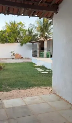 Um jardim no exterior de Casa Fundo de Quintal