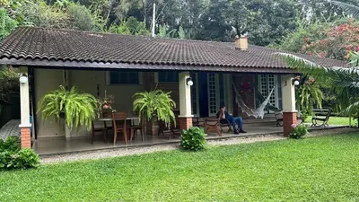Um jardim no exterior de Acorde com o canto dos passaros