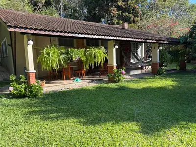 Um jardim no exterior de Acorde com o canto dos passaros