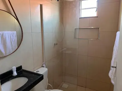 Uma casa de banho em De frente para o mar com a comodidade de acesso as 5 suites climatizadas todas no Terreo