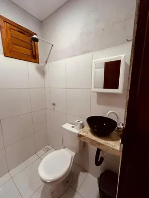 Uma casa de banho em Suítes duplas e triplas com piscina em Fortim