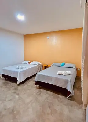 Uma cama ou camas num quarto em Suítes duplas e triplas com piscina em Fortim