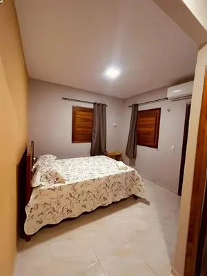 Uma cama ou camas num quarto em Suítes duplas e triplas com piscina em Fortim