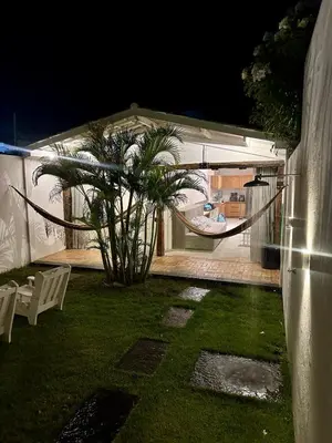Um jardim no exterior de Casa Emboá Kite house in Praia da Emboaca!
