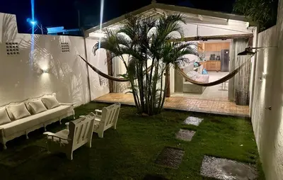 Um jardim no exterior de Casa Emboá Kite house in Praia da Emboaca!