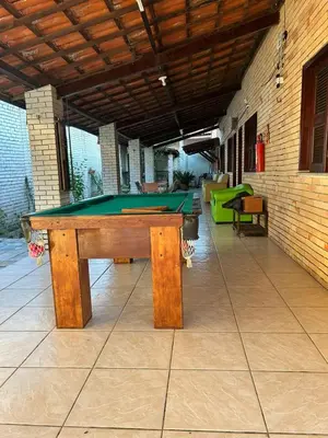 Uma mesa de bilhar em Pousada Rosa Mistica