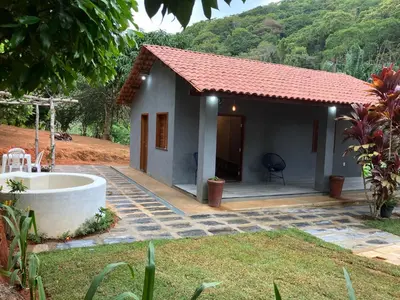 Um jardim no exterior de Sítio casa das fadas em Pacoti