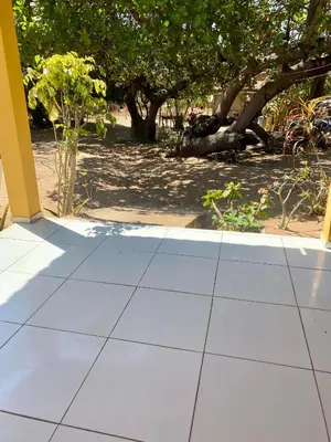 Um jardim no exterior de Casa da Helô
