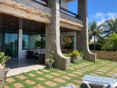 Um jardim no exterior de Casa de praia Porto das dunas