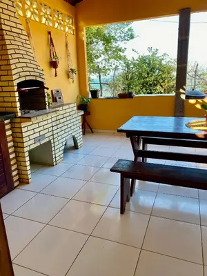 Uma televisão e/ou sistema de entretenimento em Casa da Helô
