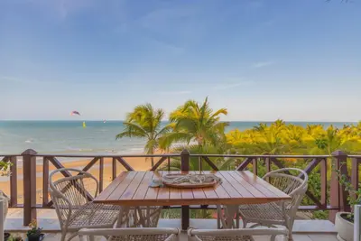 Uma vista do mar geral ou uma vista do mar a partir do apartamento