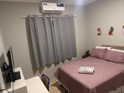 Uma televisão e/ou sistema de entretenimento em Casa Loft Mob 2 suítes próx Arena Castelão