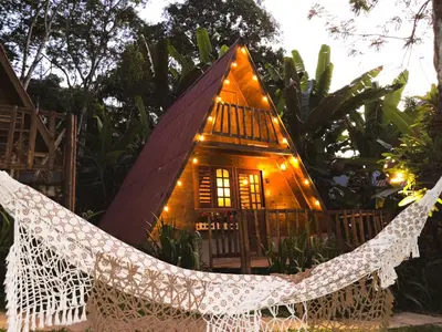 Um jardim no exterior de cabana suiça