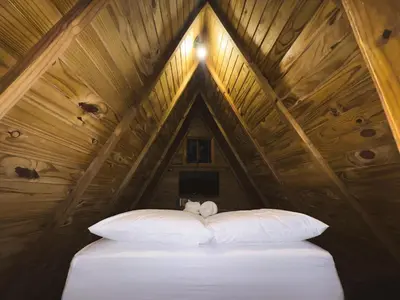 Uma cama ou camas num quarto em cabana suiça