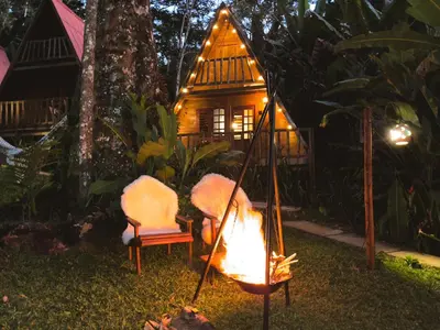 Um jardim no exterior de cabana suiça