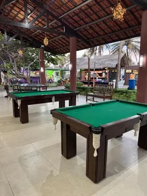 Uma mesa de bilhar em Apto no Aquaville resort perto do Beach Park