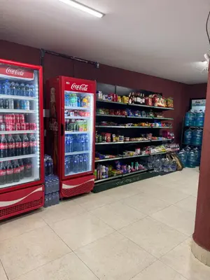 Um supermercado ou outras lojas no apartamento ou nas proximidades