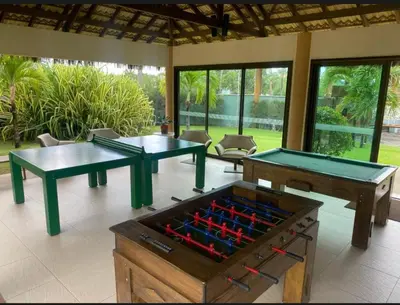 Uma mesa de bilhar em RESORT VG SUN CUMBUCO Vista Mar Kite