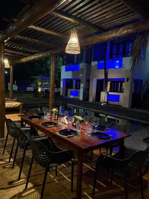 Um restaurante ou outro lugar para comer em Grand VillaBlue pousada boutique Icaraizinho