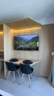 Uma televisão e/ou sistema de entretenimento em Studio completo a passos da Beira Mar no Meireles