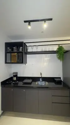 A cozinha ou kitchenette de Studio completo a passos da Beira Mar no Meireles