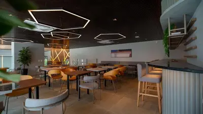 Uma área de estar em Studio completo a passos da Beira Mar no Meireles