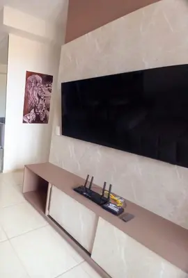 Uma televisão e/ou sistema de entretenimento em Estilo Dunas Residence Lazer & Vista Mar