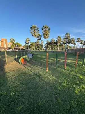 Um jardim no exterior de Apartamento Aquiraz Resort Catu Lake