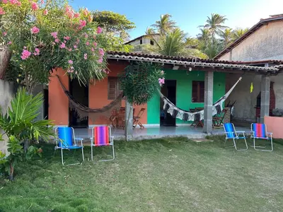 Um jardim no exterior de Chalé brisa do mar