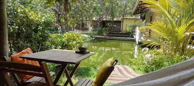 Um jardim no exterior de Chalé Com Piscina Privativa