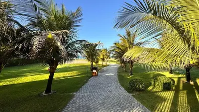 Um jardim no exterior de Beach Way Porto das Dunas