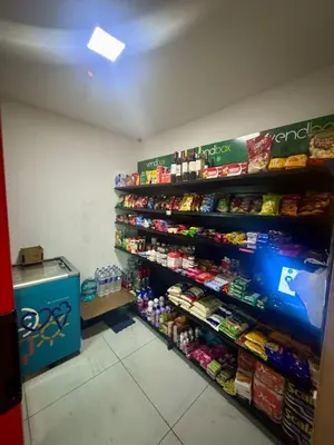 Um supermercado ou outras lojas no apartamento ou nas proximidades